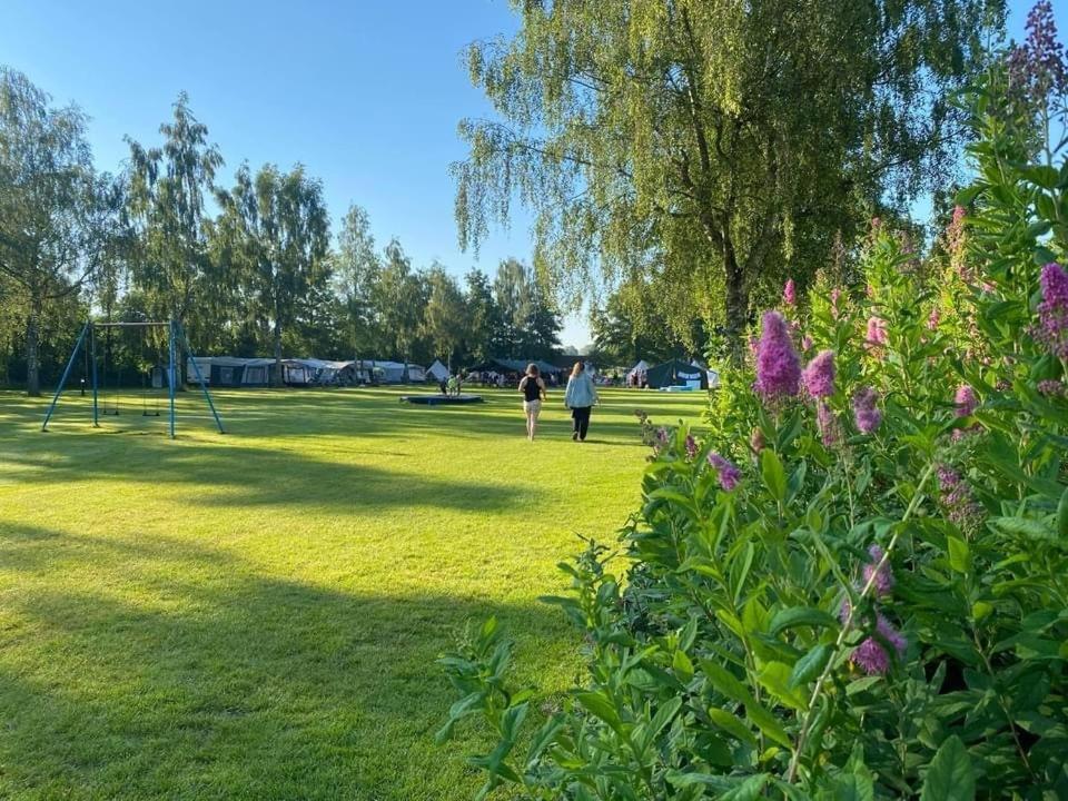 Pipowagens Bij Pannenkoekenrestaurant & Camping De Koppenjan 'Een Uniek Verblijf Met Kinderspeelboerderij' Jubbega-Schurega ภายนอก รูปภาพ